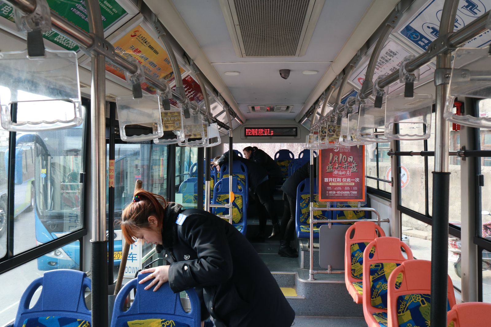 公交海州公司開展慶“三八婦女節(jié)”義務(wù)清理車廂衛(wèi)生活動