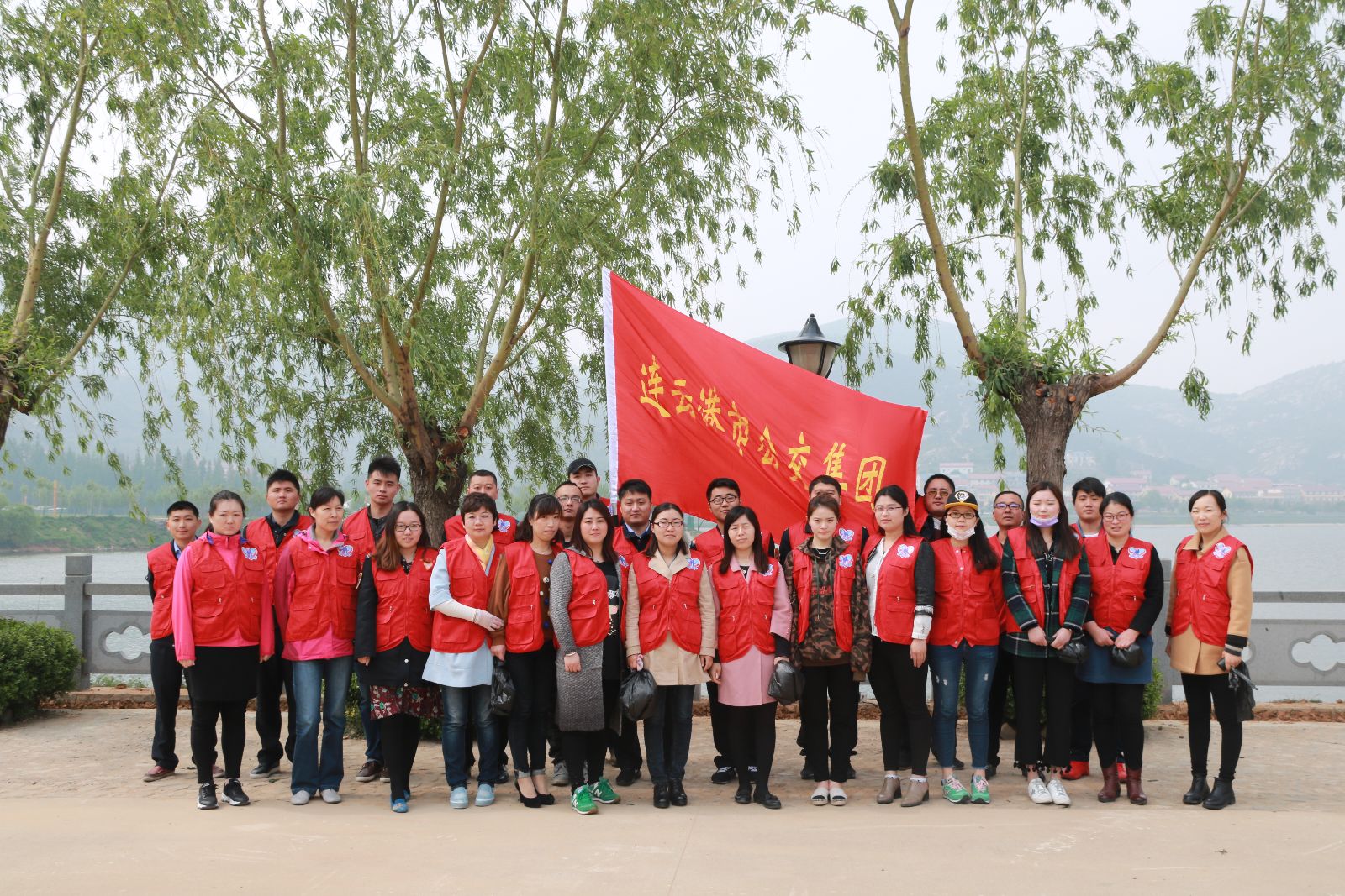 公交集團(tuán)組織開展志愿環(huán)保活動