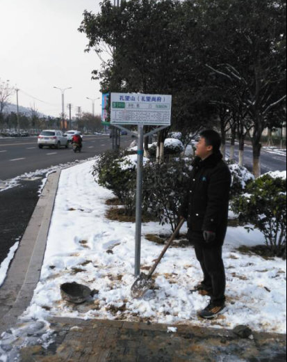 海通公交公司對市區公交站牌進行全面排查整頓