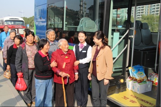 海通公交組織百歲老人乘坐BRT感受港城新變化