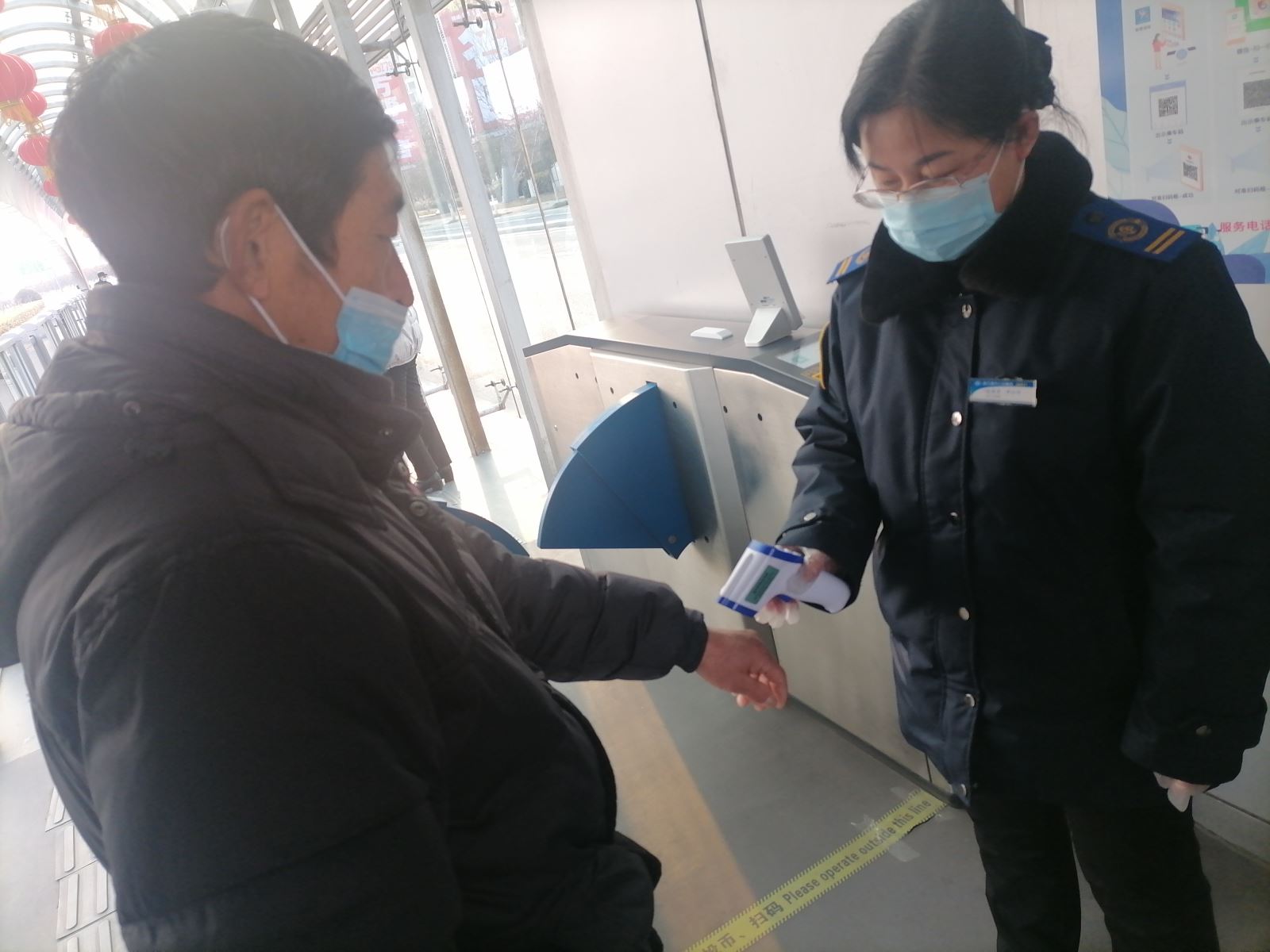 快速公交事業部站務員尹小平幫助乘客找到丟失的包獲感謝