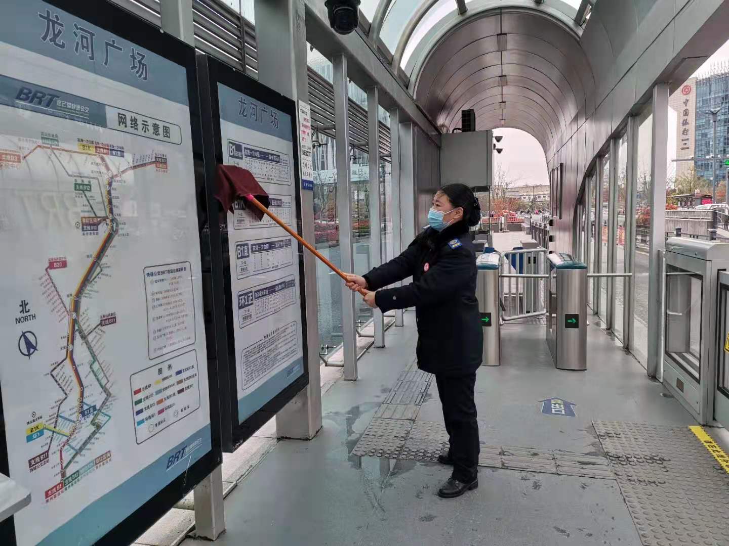 快速公交事業部站務員霍娟幫助迷路老人找到家人獲感謝